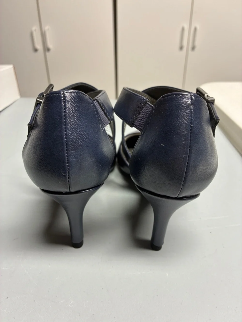 Life Stride Navy Pointy toe Pumps 6W